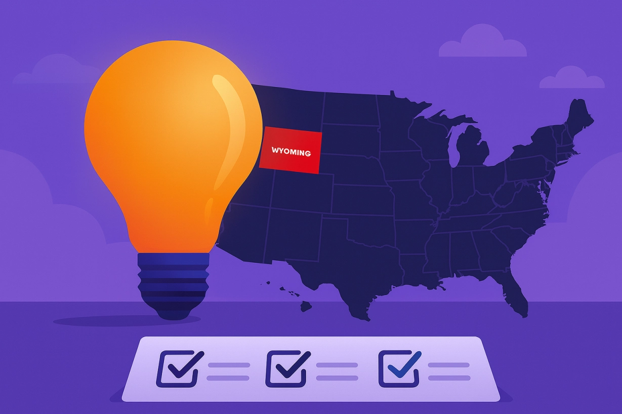 Illustration of a large glowing lightbulb next to a U.S. map with Wyoming highlighted, along with a checklist, symbolizing key information Wyoming sweepstakes casino players need to know.