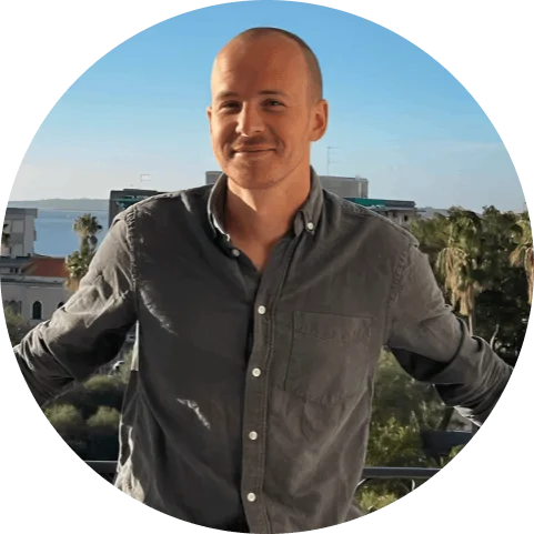 Circle headshot of Simon